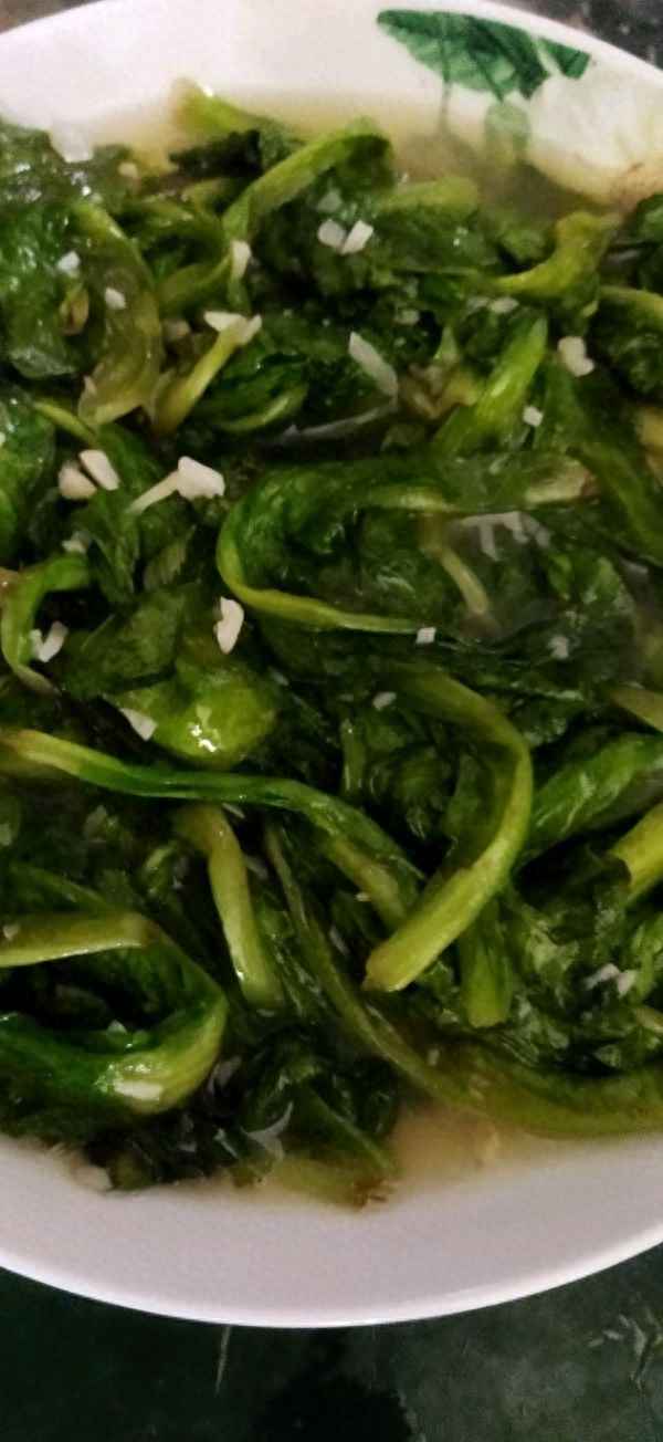 萵筍葉子清炒做法;清炒萵筍葉子怎么做好吃
