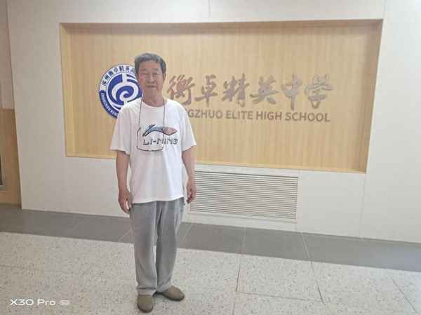 隔著門縫看人下一句;褲襠里耍大刀歇后語