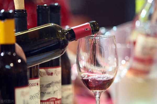 香檳和紅酒有什么區(qū)別(香檳和紅酒有什么區(qū)別圖片)