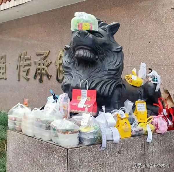 扎了個釘子車胎圖片搞笑,車胎扎了個釘子發個朋友圈