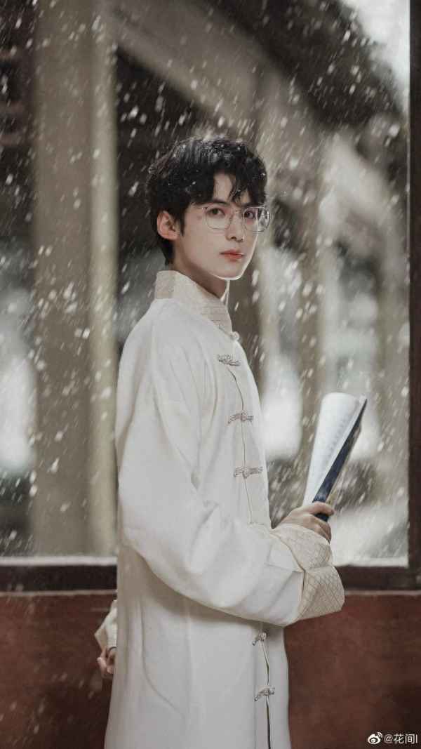 女生发他朝若能共淋雪(他朝若是共淋雨)