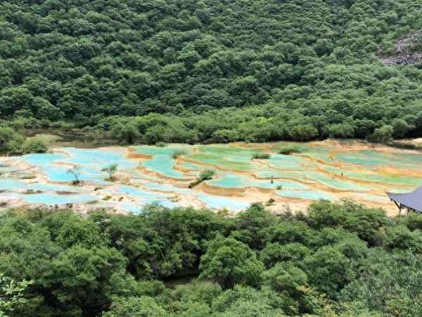 五彩池是黄龙还是九寨沟—黄龙的五彩池跟九寨沟的五彩池有什么区别