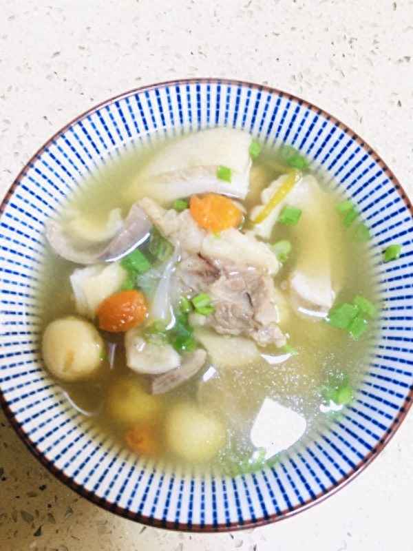 正宗豬肚煲湯的配料,豬肚用什么配料煲湯