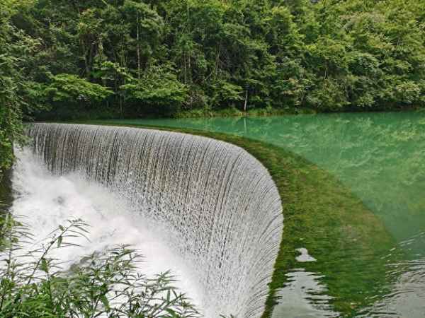 貴陽(yáng)旅行社電話大全;貴州當(dāng)?shù)乜诒詈玫穆眯猩?></p><p>接下來(lái)就是我個(gè)人這次旅游的吐槽，感覺(jué)無(wú)聊的可以忽略以下的內(nèi)容了</p><p>*當(dāng)時(shí)付定金的時(shí)候承諾純玩，可是在出發(fā)前都沒(méi)有給具體行程安排；飛到當(dāng)?shù)夭鸥嬷司唧w的行程，那時(shí)候已經(jīng)很被動(dòng)了，聯(lián)系一開(kāi)始的客服已經(jīng)不接電話了。本來(lái)是奔著品質(zhì)小團(tuán)游的，想取消這個(gè)團(tuán)，貴陽(yáng)的旅行社一再?gòu)?qiáng)調(diào)是純玩品質(zhì)游，才改了注意；后來(lái)看到，我們當(dāng)?shù)氐囊恍┞眯猩缤瑯拥木€路，但是明確了走購(gòu)物點(diǎn)才發(fā)現(xiàn)，自己一開(kāi)始就被騙了；</p><p>*為什么我說(shuō)貴陽(yáng)當(dāng)?shù)芈眯猩绛h(huán)境非常亂，我們團(tuán)里有好幾種價(jià)位的報(bào)團(tuán)游客，一開(kāi)始不知道后來(lái)大家聊開(kāi)了，知道實(shí)情都炸了；而且從我報(bào)名到接機(jī)簽合同，我向兩個(gè)公司付了錢(qián)，定金一家，尾款一家，接待我們的導(dǎo)游中途也換了一家，這種事情，唉，怎么說(shuō)呢，投訴也沒(méi)法投訴，看到網(wǎng)上有人想去投訴，但是貴陽(yáng)的旅游部門(mén)是和他們貴陽(yáng)旅行社一條心的，所以這也是讓你們報(bào)你們本地旅行社的原因；</p><p>*你們抱團(tuán)旅游的時(shí)候不知道有沒(méi)有碰到這種情況，有一些游客到了一個(gè)購(gòu)物點(diǎn)就瘋狂買(mǎi)，不管在哪里，整個(gè)一趟行程能買(mǎi)好幾萬(wàn)的東西，我們團(tuán)里就有，感覺(jué)很像托兒，如果你們碰到一定要注意，購(gòu)物一定要根據(jù)自己的喜好和需求來(lái)。當(dāng)然導(dǎo)游也會(huì)在車(chē)上一直不停的給你灌輸讓你買(mǎi)東西，說(shuō)貴州很窮，我們報(bào)的團(tuán)便宜，有購(gòu)物是理所應(yīng)當(dāng)?shù)氖裁吹模ㄟ@點(diǎn)涉及誠(chéng)信問(wèn)題，個(gè)人很抵觸）；貴州的確很窮，導(dǎo)游說(shuō)的事情也可能是真的，但是導(dǎo)游和這些旅行社應(yīng)該不算在內(nèi)，我們的這個(gè)團(tuán)給他們消費(fèi)了將近10W，你沒(méi)看錯(cuò)，10萬(wàn)！！！刨除我感覺(jué)像托兒的那些人，包括我們和其他幾家人加起來(lái)能買(mǎi)了4-5w的東西，導(dǎo)游一直在給我們灌輸貴州人多苦，讓我們?cè)黾油樾模屇愀杏X(jué)是來(lái)扶貧的根本不是來(lái)旅游的。</p><p>如果你真的是想來(lái)感覺(jué)貴州的美麗風(fēng)景并且可以幫助當(dāng)?shù)氐慕?jīng)濟(jì)，那就自駕或者單獨(dú)安排行程吧，去做基礎(chǔ)消費(fèi)，那些當(dāng)?shù)貜氖禄A(chǔ)服務(wù)業(yè)的人真的很純樸，這樣不會(huì)讓個(gè)別沒(méi)有誠(chéng)信和感恩心的人影響了你整個(gè)行程。</p><p>感謝你能看到這里，希望我的一些經(jīng)歷能幫你們更好的在貴州游玩，謝謝。</p>            </div>
          </div>
          <div   id=