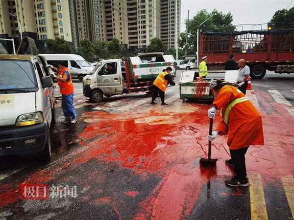 环卫工人冒雨清扫报道,环卫工人冒雨作业