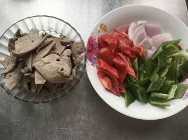 炒豬肝需要焯水嗎(豬肝的最佳搭配是啥菜)