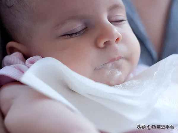 宝宝喝完奶后咳嗽吐奶;宝宝喝完奶后咳嗽吐奶了