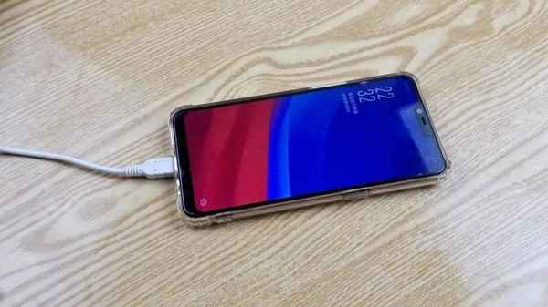 手機充電一停一沖的怎么回事;華為手機充電一停一沖的怎么回事