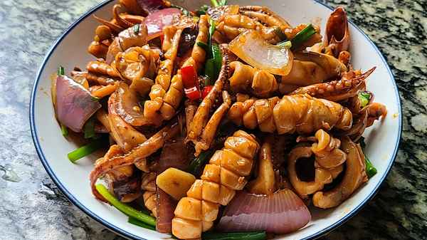 爆炒魷魚需要的食材(爆炒魷魚的材料)