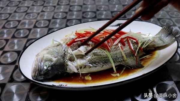 清蒸鱸魚怎么做好吃的視頻教程_清蒸鱸魚最簡單,還非常好吃的做法我們一起看看吧!