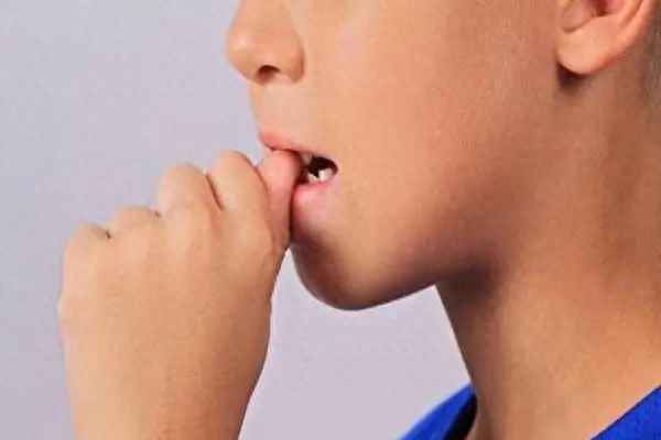 咬指甲会有什么后果、咬指甲会怎么样