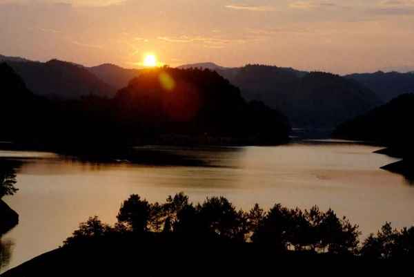 萋萋满别情的全诗(萋萋满别情全诗解析)