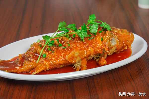 糖醋魚(yú)的家常做法簡(jiǎn)單—糖醋鯉魚(yú)的做法