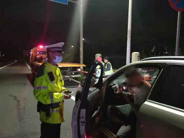 高速爆胎打12122收費不,高速車壞了怎么叫救援