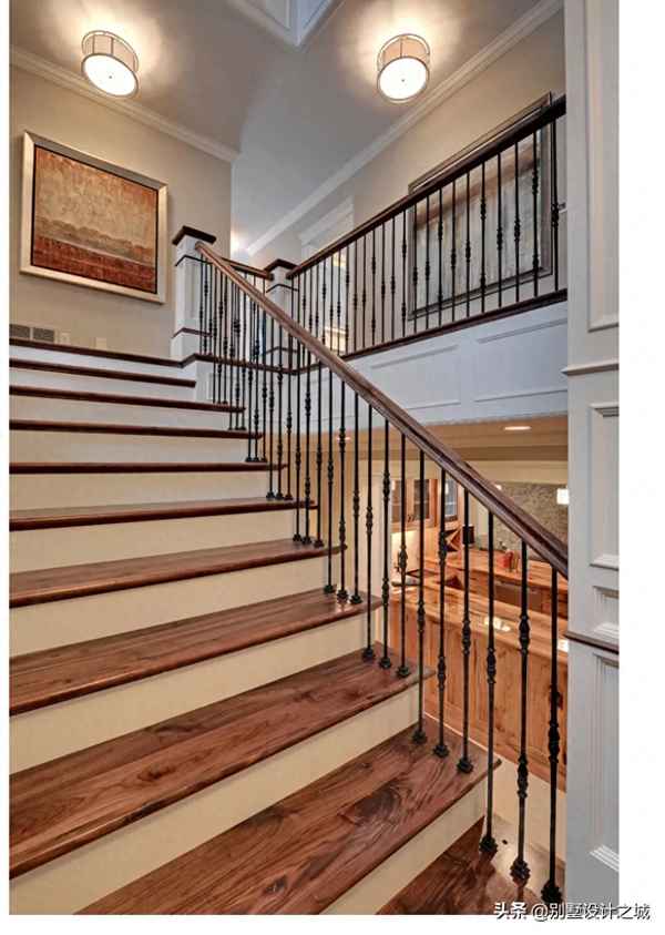 房门对着上楼的楼梯-房门对着上楼的楼梯在房门内可以挂葫芦吗？