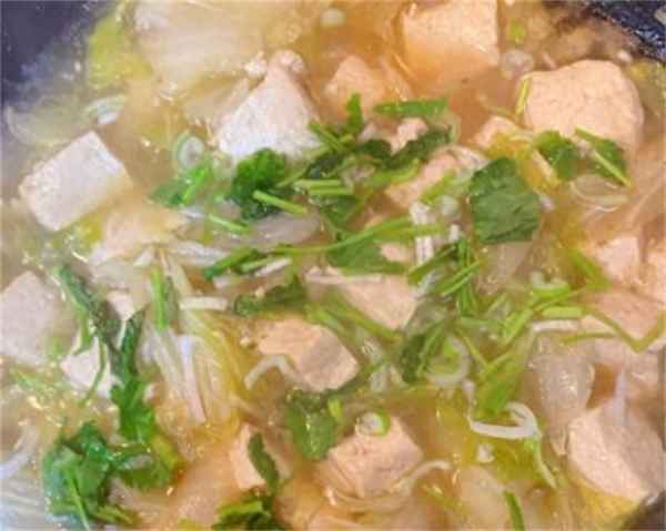 清水白菜豆腐湯的家常做法—白菜粉條豆腐湯的家常做法