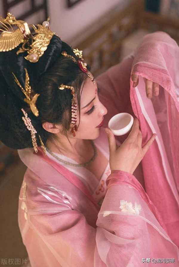 白居易《长恨歌》全诗_白居易《长恨歌》全诗多少字