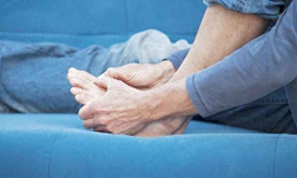 老年人脚肿要警惕四种病;老年人脚背肿是什么原因引起的