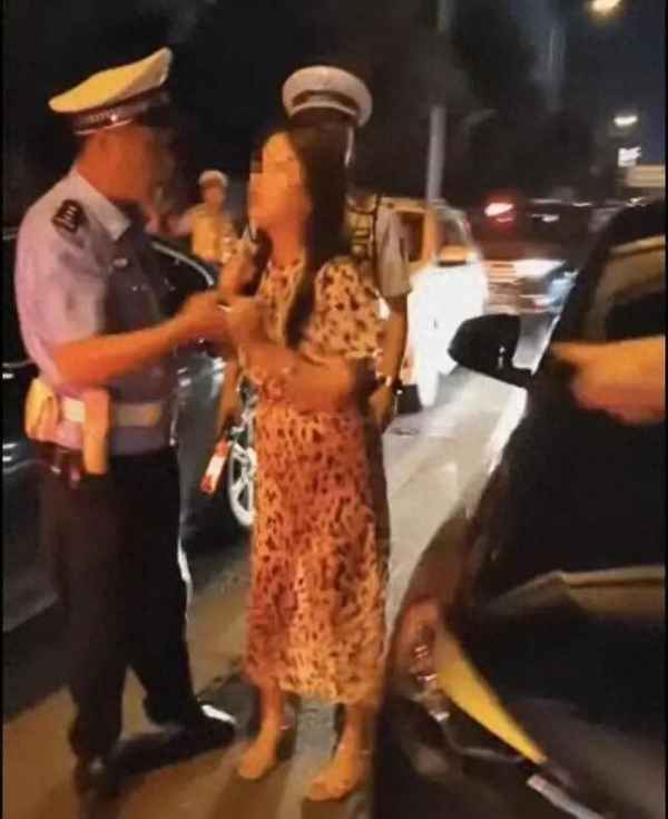 宝马女司机受伤情况(宝马车女司机撞人新闻)