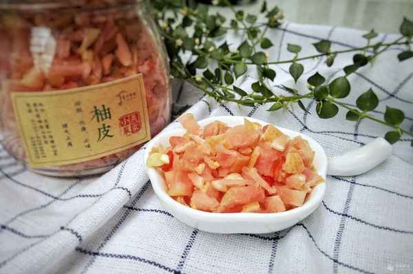 上饒柚子皮干零食的做法、江西特產柚子皮小零食怎么做視頻