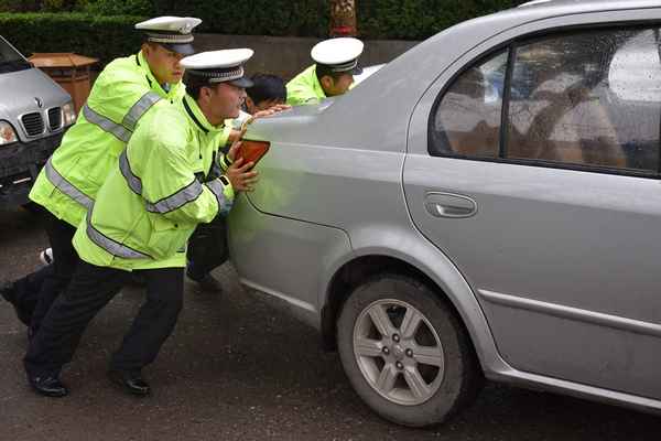 轎車拋錨 民警推車保暢通;警察幫助推車簡報