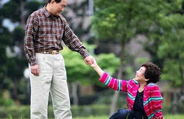 63岁老夫妻全身照片—六十岁夫妻恩爱的图片