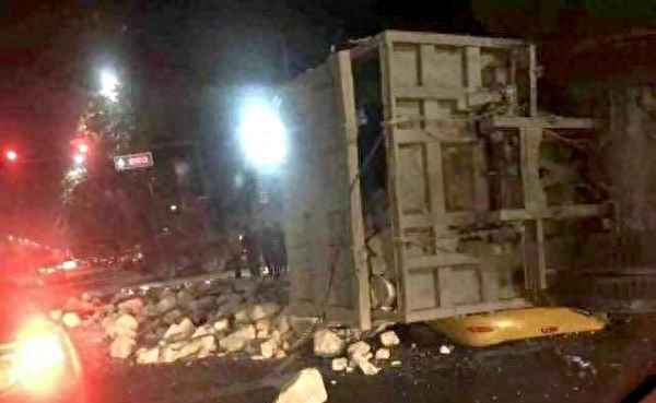 通州大货车压扁出租车_大货车压扁轿车司机死亡