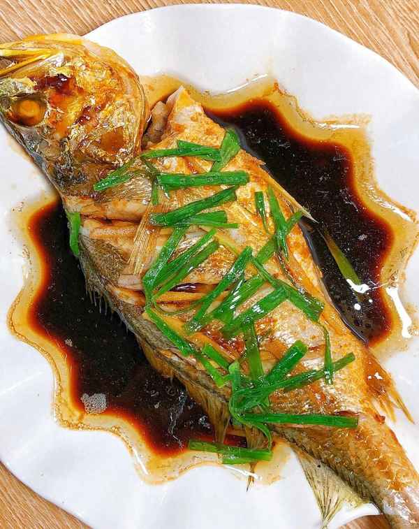 清蒸鯉魚(yú)的營(yíng)養價(jià)值(清蒸鯉魚(yú)營(yíng)養價(jià)值表)