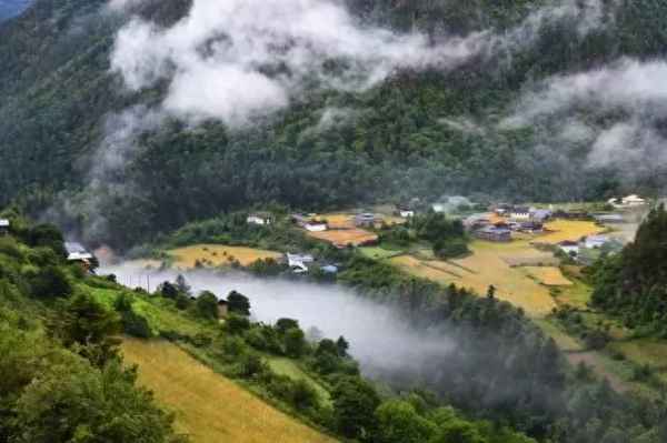描寫雨崩冰湖的詩句、雨崩冰湖是哪座山峰