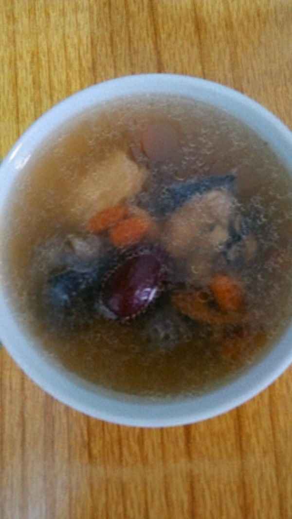 女人補(bǔ)氣血最佳烏雞湯-烏雞燉三種食材補(bǔ)血補(bǔ)氣最好