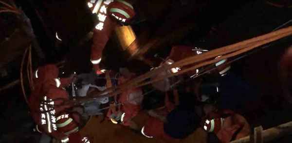 工人坠入4米深施工水池;工人施工时坠亡