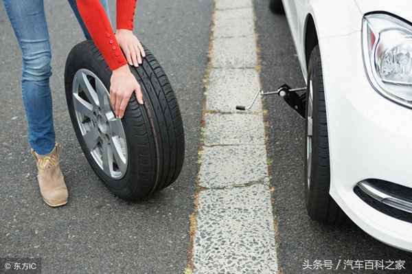 换轮胎千斤顶位置图—凯美瑞换轮胎千斤顶位置图