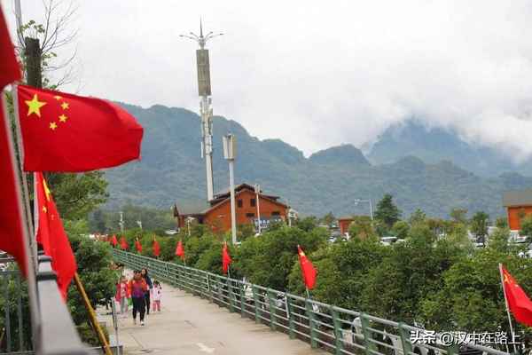 恰似人间惊鸿客,墨染星辰云水间(恰似人间惊鸿客,墨染星辰云水间原文)