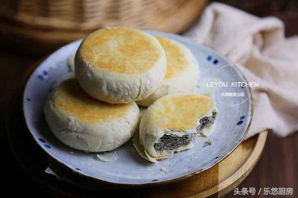 平底鍋可以做什么美食,平底鍋怎么開鍋?zhàn)詈唵?></p><p>平底鍋是不可或缺的廚房神器，可煎可炸可炒可煮，還可以用它來制作點(diǎn)心。以下，和大家分享6種平底鍋點(diǎn)心的做法，即使沒有在烤箱，也可以在家做烘焙，喜歡的親們不妨試試~</p><p><strong>第一道：椒鹽酥餅</strong></p><p>芝麻椒鹽酥餅，芝麻香濃郁，層次分明，口感酥松，餡料香而不膩。不用烤箱，有個(gè)平底鍋就可以做，材料也常見，很推薦大家試試看~</p><p>具體制作方法</p><p>第一步：準(zhǔn)備食材。做這道酥餅，食材主要分油皮、油酥、餡料三部分，以下具體介紹。</p><p>油皮：普通面粉180克、豬油60克、糖10克、水90毫升。</p><p>油酥：低筋面粉170克、豬油80克。</p><p>餡料：熟白芝麻40克、熟黑芝麻40克、糯米粉90克、糖粉40克、低筋面粉40克、豬油60克、水20毫升、椒鹽20克。（椒鹽在超市有賣現(xiàn)成的。）</p><p>第二步：先來做餡料。把白芝麻和黑芝麻放入料理機(jī)中打碎。（如果用的是生芝麻，一定要先炒熟再用。）</p><p>第三步：把糯米粉和低筋面粉放入鍋中炒至顏色微黃，面粉味變濃，然后關(guān)火。</p><p>第四步：將所有的餡料食用一起放入盆中，如圖。</p><p>第五步：所有材料揉搓均勻，直至可以用手握成團(tuán)。然后蓋上保鮮膜，放到一旁備用。</p><p>第六步：開始和面。把油皮和油酥面團(tuán)分別揉至光滑，如圖。（大的是油皮，小的是油酥。）</p><p>第七步：把油皮和油酥分別分成10個(gè)等大的小劑子，如圖。</p><p>第八步：取一個(gè)油皮壓扁，然后將油酥放到其中包起來，如圖。</p><p>第九步：全部都包好的樣子，然后蓋上保鮮膜放置10分鐘。</p><p>第十步：取一個(gè)面團(tuán)搟開，搟成長條狀，如圖。</p><p>第十一步：由一頭卷起來，如圖。</p><p>第十二步：全部都卷好的樣子，然后蓋上保鮮膜放置10分鐘。</p><p>第十三步：取一個(gè)面卷，再次搟開，如圖。</p><p>第十四步：再次由一頭卷起來，如圖。</p><p>第十五步：全部都卷好的樣子，如圖。然后，蓋上保鮮膜放置10分鐘。</p><p>第十六步：這個(gè)時(shí)候，把餡料分成10小份，大概每個(gè)35克左右。</p><p>第十七步：取一個(gè)面卷，將兩頭彎起來，如圖。</p><p>第十八步：壓扁，搟開，如圖。</p><p>第十九步：取一個(gè)餡料放在面餅上包嚴(yán)實(shí)，如圖。</p><p>第二十步：全部包好的樣子，如圖。</p><p>第二十一步：將包好餡料的面團(tuán)稍稍壓扁，如圖。一個(gè)餅胚就做好了。</p><p>第二十二步：開始烙制。把平底小火燒熱，然后將餅胚放入鍋中，小火開始慢慢烙制。</p><p>第二十三步：烙制一面成熟，翻面。（在烙的時(shí)候，盡量少用鏟子翻動(dòng)，可以用手輕輕的轉(zhuǎn)動(dòng)餅，讓其均勻的受熱。另外，全程一定要用小火。）</p><p>第二十四步：做好的樣子。</p><p><strong>第二道：銅鑼燒</strong></p><p>在家做銅鑼燒十分方便，一只平底鍋就可以搞定。步驟也非常簡單，成功率還特別高，不管是用來與朋友分享還是給孩子制作健康小點(diǎn)心，它都非常合適。</p><p>具體制作方法</p><p>第一步：準(zhǔn)備食材。雞蛋3個(gè)、低筋面粉150克、白砂糖35克、蜂蜜15克、泡打粉3克、鹽2克、奶粉10克、水35克、玉米油20克、紅豆沙適量。（奶粉和水可以換成相同重量的牛奶。玉米油也可以換成相同重量融化的黃油，味道會(huì)更好哦。）</p><p>第二步：把雞蛋、白砂糖、蜂蜜、鹽、水、玉米油一起放到盆中，用手動(dòng)打蛋器攪拌勻均。</p><p>第三步：把低筋面粉、奶粉、泡打粉過篩后放到蛋糊中，攪拌至沒有顆粒。然后蓋上保鮮膜放到冰箱冷藏30分鐘。</p><p>第四步：開始烙制。平底鍋燒熱，舀一小勺面糊倒入鍋中，如圖。（平底鍋?zhàn)詈眠x擇不粘鍋，另外，鍋中不需要抹油。）</p><p>第五步：小火開始加熱，加熱至面糊開始冒小泡，如圖。這個(gè)時(shí)候就可以翻面了。</p><p>第六步：翻面后再加熱30秒左右，即可取出晾涼。（接下來，再烙剩余餅的時(shí)候，最好用一條濕毛巾在鍋里擦一下，這樣可以讓鍋底的溫度降下來一些，以保證再烙的時(shí)候，餅皮顏色一致。）</p><p>第七步：餅晾涼后，放一片在手里，然后抹滿紅豆沙，如圖。</p><p>第八步：往紅豆沙上再蓋上一片餅，一個(gè)銅鑼燒就做好了。</p><p><strong>第三道：芒果班戟</strong></p><p>芒果班戟，將芒果的香甜，奶油的軟滑，西式薄餅的Q軟完美的結(jié)合在一起，吃起來奶香十足，滿滿的舌尖兒享受。</p><p>具體制作方法</p><p>第一步：準(zhǔn)備食材。雞蛋（全蛋）2個(gè)、蛋黃2個(gè)、牛奶250毫升、低筋面粉100克、玉米淀粉20克、細(xì)砂糖30克、奶油200毫升、黃油15克、芒果2個(gè)。（細(xì)砂糖，20克放到面糊中，10克放到奶油中。奶油、黃油在大型超市可以買得到。）</p><p>第二步：把黃油隔水融化，如圖。</p><p>第三步：把全蛋和蛋黃放在一起打散，然后把細(xì)砂糖放入蛋液中，攪拌至融化。</p><p>第四步：把牛奶放入蛋液中攪拌均勻。</p><p>第五步：把低筋面粉和玉米淀粉放到蛋糊中攪拌均勻。</p><p>第六步：把融化好的黃油倒入面糊攪拌均勻。</p><p>第七步：將攪拌好的面糊過篩，如圖。（過篩后可以讓面糊更加細(xì)膩。）</p><p>第八步：平底鍋燒熱，舀一勺面糊倒入平底鍋中，稍稍轉(zhuǎn)動(dòng)平底鍋，讓面糊攤平，然后小火開始加熱，加熱至餅皮成熟即可取出。（最好選擇不粘鍋來做。）</p><p>第九步：把煎好的餅皮徹底放涼。（餅皮一定要放涼哦，不然一會(huì)兒在包的時(shí)候容易使奶油融化。）</p><p>第十步：把剩下的10克白砂糖倒入奶油中，將奶油打發(fā)，如圖。（夏天打發(fā)奶油，為了提高成熟率，可以提前將打蛋盆和攪拌棒放到冰箱冷藏一會(huì)，這樣打發(fā)的效果最好。另外，打發(fā)好的奶油，如果暫時(shí)不用，一定要放到冰箱中冷藏。）</p><p>第十一步：芒果去皮，切成塊。（大小隨意，只要餅皮能包往就行，咱在家做就這么任性~）</p><p>第十二步：取一張餅皮，放一層奶油，然后放上一塊芒果，如圖。</p><p>第十三步：在芒果上再蓋一勺奶油，如圖。</p><p>第十四步：先將一邊折起來，如圖。</p><p>第十五步：將兩邊再折起來，如圖。</p><p>第十六步：將最后一個(gè)邊折起來，一個(gè)芒果班戟就做好了。（現(xiàn)在天熱，一定要放到冰箱冷藏保存哦。）</p><p><strong>第四道：厚松餅</strong></p><p>以下和大家分享一道蔓越莓厚松餅的做法，這是一道比蛋糕還好吃的早餐餅，松松軟軟，搭配一杯牛奶或果汁，特別美味。那么，怎樣在家里烙一個(gè)四五厘米厚的松餅?zāi)?？以下就具體介紹，希望大家喜歡~</p><p>具體制作方法</p><p>第一步：準(zhǔn)備食材。松餅粉300克、雞蛋2個(gè)、牛奶160克、蔓越莓干適量。</p><p>第二步：把雞蛋打散，如圖。</p><p>第三步：把牛奶放入盆中，與雞蛋液攪拌均勻。</p><p>第四步：把松餅餅倒入盆中。</p><p>第五步：攪拌成沒有顆粒的面糊，如圖。</p><p>第六步：把蔓越莓干放入盆中攪拌均勻，然后靜置10分鐘。</p><p>第七步：取一個(gè)圓形的模具，在模具里放一圈烘焙紙，如圖，然后放到平鍋底中，小火開始加熱。</p><p>第八步：待鍋燒熱后，往模具里舀一勺松餅糊，如圖。</p><p>第九步：往鍋里倒入50毫升左右的清水，如圖。</p><p>第十步：蓋好鍋蓋，小火加熱6-8分鐘。直至鍋里的水分完全耗干。</p><p>第十一步：揭蓋，把模具取出，再把松餅周圍的烘焙紙撕掉，然后把松餅翻面，小火煎2分鐘即可。</p><p>第十二步：上桌開動(dòng)吧。</p><p>多說幾句：</p><p>1、松餅粉在各種烘焙店里都可以買得到，如果找不到可以考慮網(wǎng)購，很方便的。</p><p>2、要用不粘平底鍋來做。</p><p>3、全程一定要用小火。</p><p>4、一次可以多做幾個(gè)。</p><p>5、要根據(jù)餅的厚度適當(dāng)?shù)恼{(diào)整加熱的時(shí)間。</p><p>6、我用的是慕斯模具，大家可以隨自己的方便和喜好，來選擇其它的模具。</p><p><strong>第五道：平底鍋蛋糕</strong></p><p>平底鍋蛋糕，沒有放一點(diǎn)油，顏色金黃誘人，吃起來香軟可口，用來做早餐非常適合。</p><p>具體制作方法</p><p>第一步：準(zhǔn)備食材。雞蛋2個(gè)、牛奶20克、玉米淀粉10克、低筋面粉30克、白砂糖35克。</p><p>第二步：把蛋清和蛋黃分離，分別放到無油無水的盆中。</p><p>第三步：把5克白砂糖放入蛋黃中打散，然后再把牛奶倒入蛋液中攪打均勻。</p><p>第四步：把玉米淀粉和低筋面粉篩入盆中，如圖。</p><p>第五步：用橡皮刮刀輕輕的翻拌均勻，如圖。</p><p>第六步：分三次把剩下的30克白砂糖放入蛋清中，用電動(dòng)打蛋器把蛋白打發(fā)至干性發(fā)泡狀態(tài)。（提起打蛋器，能拉出一個(gè)短小直立的尖角即可。）</p><p>第七步：分三次把打發(fā)好的蛋白放到蛋黃糊中，每放一次都要翻拌均勻，如圖。（翻拌的時(shí)候，切勿劃圈或太過用力，以免消泡影響口感。）</p><p>第八步：小火把鍋燒熱，然后舀一勺蛋糕糊放入鍋中，蓋上鍋蓋加熱2-3分鐘。</p><p>第九步：翻面，再蓋上鍋蓋加熱1-2分鐘即可。</p><p>第十步：裝盤開動(dòng)吧~</p><p>多說幾句：</p><p>1、放一些玉米淀粉可以吃起來更加松軟，不建議省掉哦。</p><p>2、做這款蛋糕，蛋白打發(fā)非常重要，一定要按步驟來，否則會(huì)影響口感。</p><p>3、要用不粘平底鍋來做。</p><p>4、因?yàn)?，每家的灶具火力不同，所以，建議開始時(shí)先做一個(gè)試試看哦。</p><p><strong>第六道：抹茶毛巾卷蛋糕</strong></p><p>抹茶毛巾卷，通常會(huì)做千層蛋糕，做這個(gè)就肯定沒有問題。使用的工具也簡單，在家有個(gè)平底鍋就可以搞定，喜歡的親們一定要試試這款當(dāng)紅美味哦~</p><p>具體制作方法</p><p>第一步：準(zhǔn)備食材。低筋面粉160克、白紗糖50克（30克放到面糊中，20克放到奶油中）、抹茶粉10克、黃油30克、雞蛋2個(gè)、牛奶480毫升、奶油300毫升。</p><p>第二步：黃油隔水融化，然后晾涼備用。</p><p>第三步：將抹茶粉和面粉拌勻。</p><p>第四步：把雞蛋放到盆中攪拌均勻。</p><p>第五步：把牛奶放入盆中攪拌均勻。</p><p>第六步：把黃油放到面糊中充分?jǐn)嚢杈鶆颉?/p><p>第七步：將攪拌好的面糊過兩遍篩，如圖。（過篩后可以讓面糊更加細(xì)膩。）</p><p>第八步：蓋上保鮮膜，放到冰箱冷藏一個(gè)小時(shí)。</p><p>第九步：冷藏結(jié)束后開始烙制餅皮。平底鍋燒熱，舀一勺面糊倒入平底鍋中，稍稍轉(zhuǎn)動(dòng)平底鍋，讓面糊攤平，然后小火開始加熱，加熱至餅皮成熟即可取出。（首先，一定要選擇不粘鍋來做。如果有方形的鍋?zhàn)詈?，沒有話可以用圓形的。其次，冷藏后的面糊會(huì)有一些沉淀，使用的時(shí)候先攪拌均勻再用。）</p><p>第十步：把煎好的餅皮攤開徹底放涼。</p><p>第十一步：把剩下的白砂糖倒入奶油中，用電動(dòng)打蛋器把奶油打發(fā)，如圖。</p><p>第十二步：取兩片餅皮疊在一起，如圖。</p><p>第十三步：往中間的位置抹一層奶油，如圖。（奶油的量隨自己的口味來。）</p><p>第十四步：把兩邊疊起來，如圖。</p><p>?第十五步：從一頭開始卷起，卷成毛巾卷的樣子，如圖。</p><p>第十六步：吃的時(shí)候，撒上一層抹茶粉即可。</p><p>多說幾句：</p><p>1、糖的量可以隨自己口味少放或多放一點(diǎn)。</p><p>2、餅皮盡量攤的薄一點(diǎn)，口感更好。</p><p>3、奶油打發(fā)后，如果暫時(shí)不用，一定要放到冰箱中冷藏。</p><p>4、餅皮一定要徹底晾涼后再抹奶油，不然奶油容易融化。</p><p>5、如果暫時(shí)不吃，一定要放到冰箱中冷藏。</p>            </div>
          </div>
          <div   id=