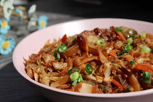 東北五花肉燉酸菜做法(五花肉燉酸菜教程)