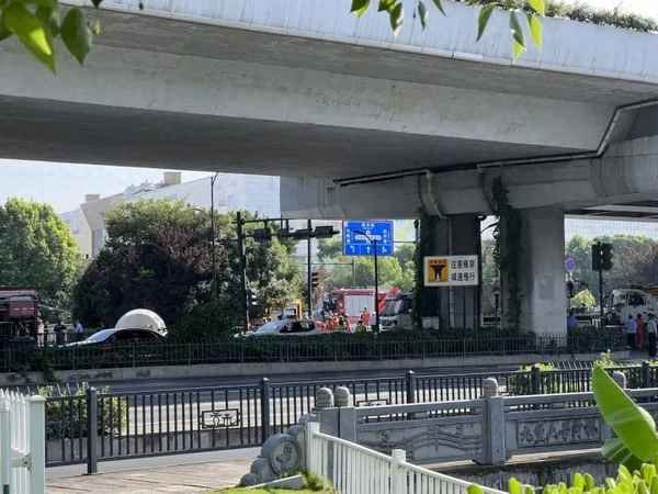 搅拌车压扁小轿车新闻,搅拌车压人的视频