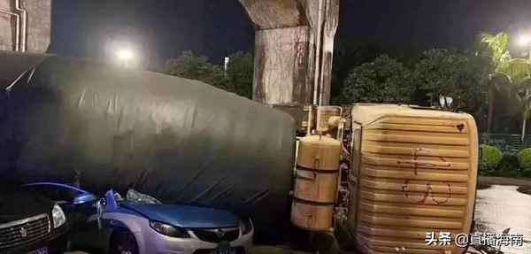 水泥罐车压扁出租车(水泥罐车碾压骑车女子)