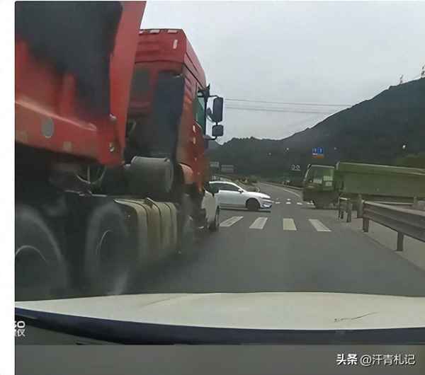后排人员干扰驾驶员导致车祸_后排驾驶汽车