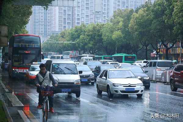 車子漏水地板全是水怎么辦、汽車腳墊下面海綿有水怎么弄干
