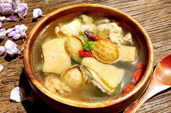 新鮮鮑魚(yú)煲雞湯放些什么材料(新鮮鮑魚(yú)燉雞的做法)