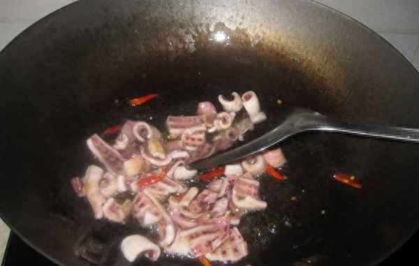 炒魷魚(yú)怎么炒好吃又嫩_魷魚(yú)怎么炒好吃 家常做法