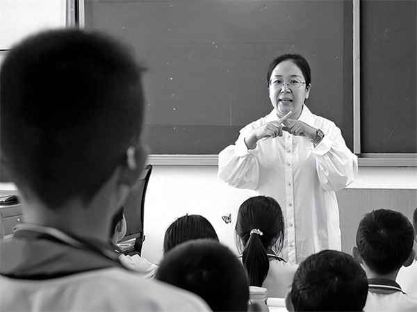 優秀教師個人簡介簡短_教師風采展示墻自我簡介