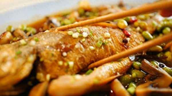 蒜燒黃魚(yú)怎么做好吃,蒜燜黃魚(yú)的做法竅門(mén)