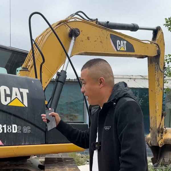 挖掘机上车下车视频、挖机上下车车技巧视频
