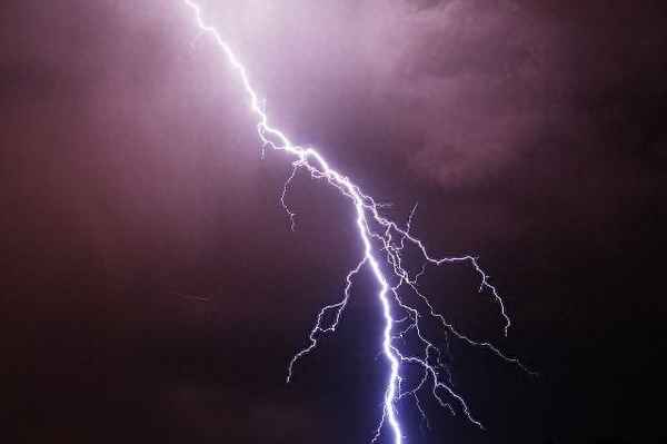 雷雨天可以看电视吗视频吗_雷雨话剧原版