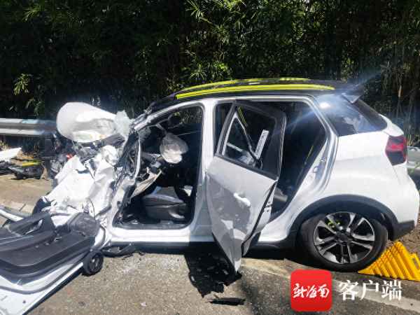 两车相撞一人被困14人赶往救援—救援两车相撞1人被困