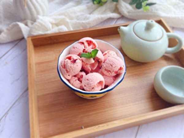草莓冰淇淋的做法(草莓冰淇淋的做法視頻)
