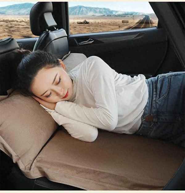 長時間睡覺在車內(nèi)會不會影響健康,長時間睡車?yán)镒⒁馐裁?></p><p>他說幾天睡下來呢，唯一的感覺就是晚上睡覺的時候腿腳無法伸直，實在是不舒服，那至于氧氣不夠用什么的，完全不需要擔(dān)心，完全沒有的事兒。他說在回答這個問題之前呢，我也看了很多人的回答，有的人呢，完全是在睜著眼睛說瞎話，而且呢還說得有鼻子有眼的，他們從汽車內(nèi)部的空間體積算起，以此呢說明能夠存儲多少多少空氣，然后呢，算出這個當(dāng)中啊有多少的空氣的含氧量，然后接著他又列出了每一個人一分鐘要消耗多少氧氣，之后呢就會算出人如果在車?yán)锼税藗€小時的話，氧氣的消耗量，最后得出的結(jié)論呢是沒有問題。</p><p>他說，看了很多回答之后啊，她總算明白了什么叫做一本正經(jīng)的胡說八道。</p><p>很多人說，算了幾千個字，最后得出的結(jié)論就是如果關(guān)閉車窗玻璃，人就會在車內(nèi)缺氧而死。這個結(jié)論呢，就是典型的忽悠了。首先我們來聊一聊，在玻璃關(guān)死的情況之下，車?yán)餅槭裁床粫毖酰可厦婺兀信e的那些通過各種各樣的算法得出的答案呢，都是多此一舉，他們之所以這樣做，可能是要讓別人覺得結(jié)論呢，是經(jīng)過嚴(yán)謹(jǐn)科學(xué)的計算得來的，所以說具有可靠性和權(quán)威性。</p><p>他說，其實呢，這個是不對的，首先從一開始啊，他們就犯了一個低級的錯誤，那就是他們覺得只要車子門一關(guān)，并把車窗的玻璃關(guān)緊之后呢，車內(nèi)就是一個密閉的空間了，外面的空氣進(jìn)不來，里面的空氣出不去，這就會讓他們花大把時間去計算留在車內(nèi)的空氣夠不夠用的問題。</p><p>其實不是的，因為他們不知道或者故意不說汽車是有通風(fēng)系統(tǒng)的。所謂的汽車通風(fēng)系統(tǒng)啊，就是為了使車內(nèi)的空氣不管什么樣的情況下都能夠保持正常流通而設(shè)計的。一般來說呢，汽車采用強制通風(fēng)和自然通風(fēng)兩種方式來實現(xiàn)車內(nèi)的空氣正常交換，那所謂強制通風(fēng)呢，就是指我們的車呀，在低速行駛的時候，會利用鼓風(fēng)機吹向車內(nèi)一些新鮮的空氣，而自然通風(fēng)呢，就是在我們開車的時候，新鮮的空氣啊會通過車身上設(shè)置的進(jìn)風(fēng)口進(jìn)入到車內(nèi)，然后呢，通過車身上的排風(fēng)口排出車外，實現(xiàn)車內(nèi)的空氣循環(huán)。</p><p>而且呢，咱們現(xiàn)代汽車一般都會同時使用上面的兩種方法進(jìn)行通風(fēng)，也叫做綜合進(jìn)風(fēng)，我們的汽車呀，在玻璃關(guān)子的情況之下，這個時候呢，汽車的進(jìn)風(fēng)口和排風(fēng)口它是開放的，車外的空氣會通過車的縫隙，轉(zhuǎn)向桿以及擋風(fēng)玻璃處的進(jìn)風(fēng)口進(jìn)入到車內(nèi)，然后呢，通過汽車后部和側(cè)門的排風(fēng)口排出體外。汽車內(nèi)部永遠(yuǎn)都不會缺氧，除非你把車開進(jìn)一個沒有空氣或者是有空氣沒有氧氣的地方，所以說呃，如果有需要的話，你大膽的在車?yán)锼托辛耍幢隳汴P(guān)閉了所有的玻璃，你也不會因此而缺氧。</p><p>但是有人就問了，我們經(jīng)常報道啊，有人就是因為關(guān)閉了車窗，在車?yán)锼X而失去了生命，這事兒是不是真的呢？</p><p>如果是真的，難道他們不是因為缺氧而死嗎？對于這個問題呢，我們可以做出一個非常肯定的回答，的確是這樣的，而且每年都會發(fā)生在緊閉玻璃的情況之下，在車內(nèi)睡覺而喪生的事件。</p><p>但是呢？這些人之所以死亡，并不是因為缺氧，而是因為一氧化碳中毒。那為什么在關(guān)閉玻璃的情況之下，在車?yán)锼X，有人會因此而死亡呢？</p><p>剛剛的回答是玻璃緊閉的情況之下呢，車內(nèi)不會缺氧的問題，答案大家都知道了，那首先既然車?yán)锊粫毖酰瑸槭裁催€會發(fā)生緊閉玻璃在車內(nèi)睡覺會死人的情況呢？接下來跟大家具體來分析分析。</p><p>這個緊閉玻璃在車?yán)锼X發(fā)生死亡的事件呢？當(dāng)中一個重要的原因就是汽車的發(fā)動機依然開著，也就是說汽車并沒有熄火，而為什么不要給他熄火呢？很多人當(dāng)然是為了使用空調(diào)了。人死亡的原因呢，并不是因為車內(nèi)缺氧，而是因為一氧化碳中毒。</p><p>緊閉玻璃，在車內(nèi)睡覺，如果不發(fā)動汽車，不使用車內(nèi)的空調(diào)是沒有什么問題的，更不會死人。當(dāng)然了，猝死或者其他原因?qū)е碌乃劳霾缓趦?nèi)哈。我們都知道，夏天的時候呢溫度很高，冬天的時候呢還溫度很低，所以說有些人在車?yán)锼X會使用空調(diào)，而空調(diào)使用的時候呢，通常會干嘛呀？關(guān)閉車窗玻璃。</p><p>當(dāng)汽車在怠速啟動的情況之下呢，因為發(fā)動機的轉(zhuǎn)速很低，會導(dǎo)致發(fā)動機缸內(nèi)燃燒不充分，那沒有充分燃燒自然就會產(chǎn)生一氧化碳了，當(dāng)然了，這些一氧化碳會通過尾氣來排出，那如果這個時候呢，停車的位置是在地下車庫，或者在一個面積不太大的相對封閉的空間，也就是說車輛停放的環(huán)境呢，不利于空氣的快速擴散，或者空氣的流通不是那么順暢，那么這些一氧化碳就會有一部分在一定的時間當(dāng)中包圍在汽車周圍。</p><p>上面我們說過了，汽車是有什么呀，通風(fēng)系統(tǒng)的，那么這些環(huán)繞在車身周圍的一氧化碳呢，就會通過汽車的進(jìn)風(fēng)口進(jìn)入到車內(nèi)，這個時候呢，在車?yán)锼X的人就會吸入一氧化碳了，如果這個時候呢，剛好汽車又開了外循環(huán)，那么就會更加快速的把車外的一氧化碳帶進(jìn)車內(nèi)。</p><p>時間一長，隨著車內(nèi)的一氧化碳濃度越來越高，人吸入的一氧化碳呢就會越來越多，當(dāng)它超過了人體的極限的時候，就會發(fā)生一氧化碳中毒，從而導(dǎo)致的人死亡情況。通常來說，當(dāng)車內(nèi)的一氧化碳含量超過了50帕，那短則半個小時就會發(fā)生危險，含量超過兩百兩到三個小時會出現(xiàn)頭暈、頭疼、惡心的情況，超過四百兩到三個小時就會出現(xiàn)生命危險。</p>            </div>
          </div>
          <div   id=
