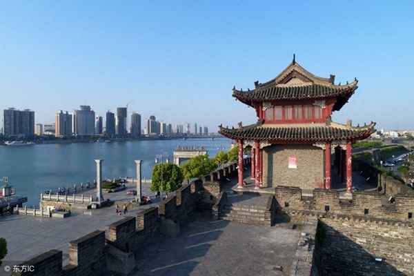 右相降半級是什么職位;右丞相降半級