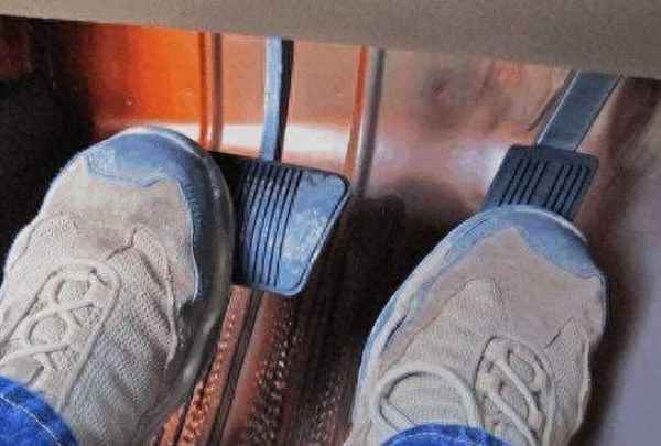 正常行駛右腳放哪里,自動擋車正常行駛中右腳是放在哪